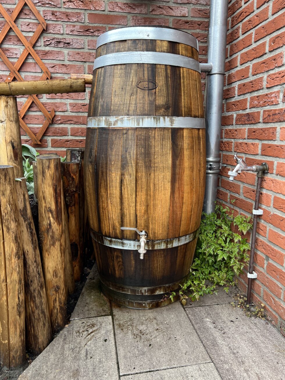 Regenton lekt? Zo maak je een houten regenton weer waterdicht